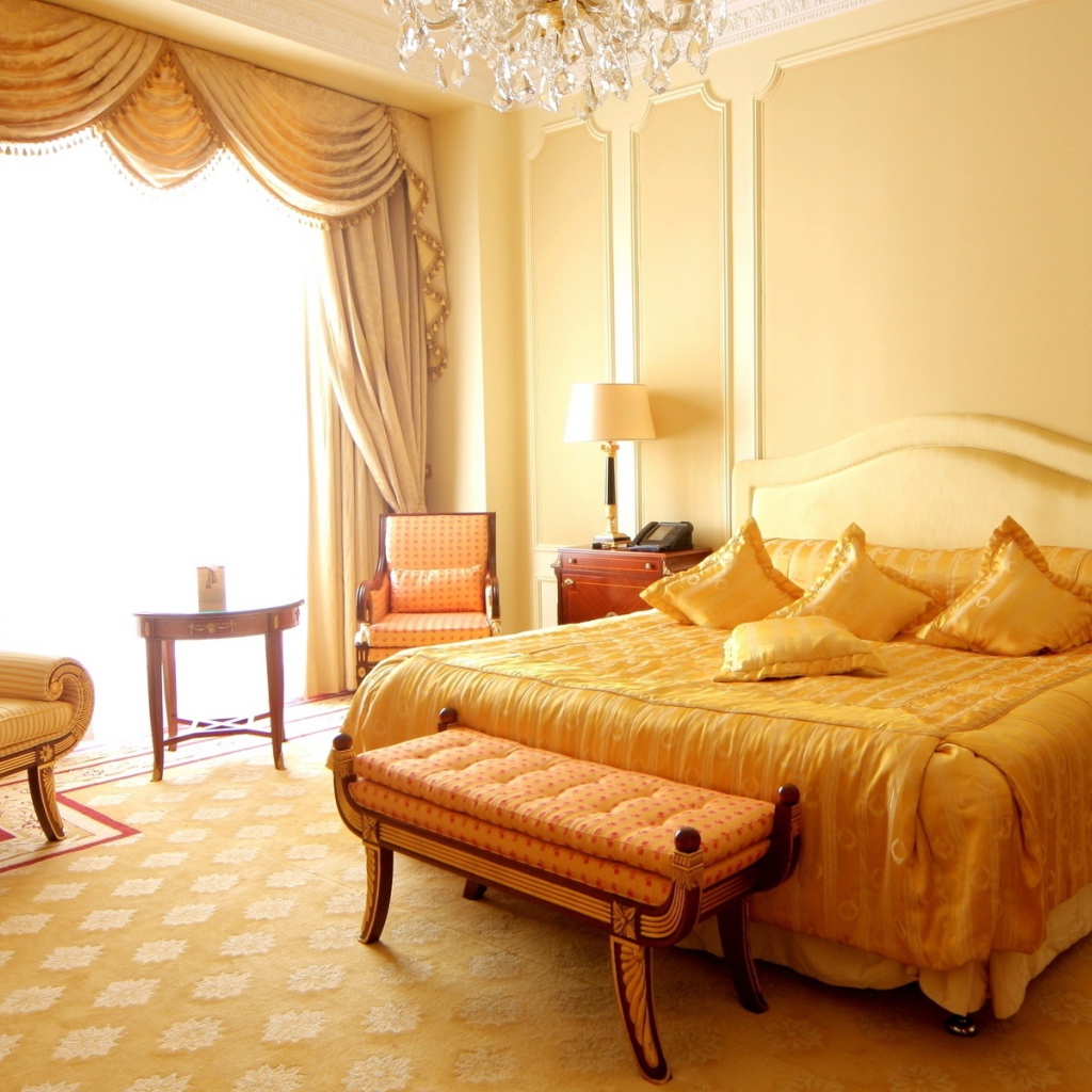 Большая спальная комната с кроватью в пастельных тонах 