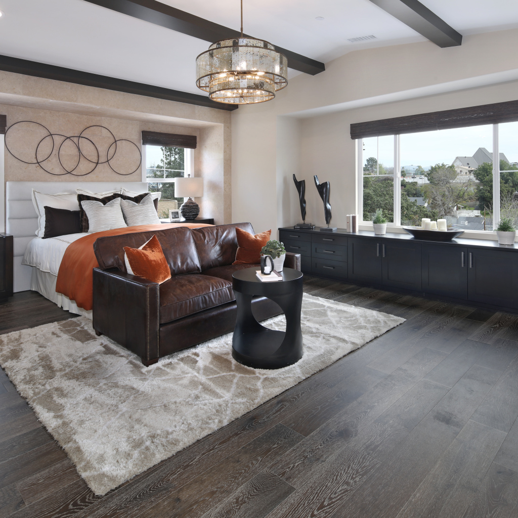 Большая спальная комната с кожаным диваном