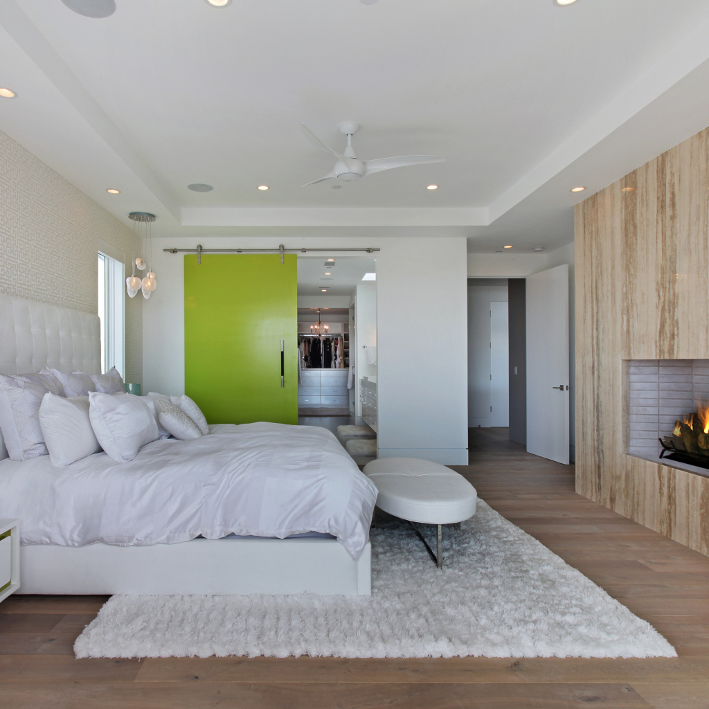 Большая светлая спальная комната с камином