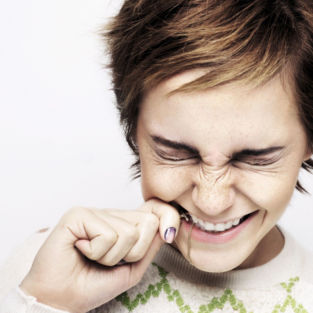 Смеющаяся актриса Эмма Уотсон с короткой стрижкой