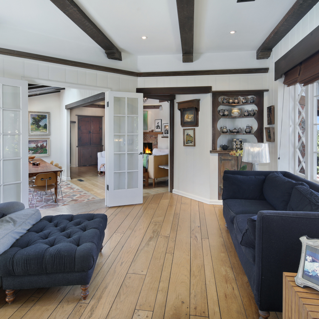 Гостиная комната с большим черным диваном