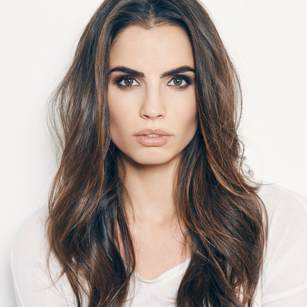 Длинноволосая американская актриса Хилти Боуэн