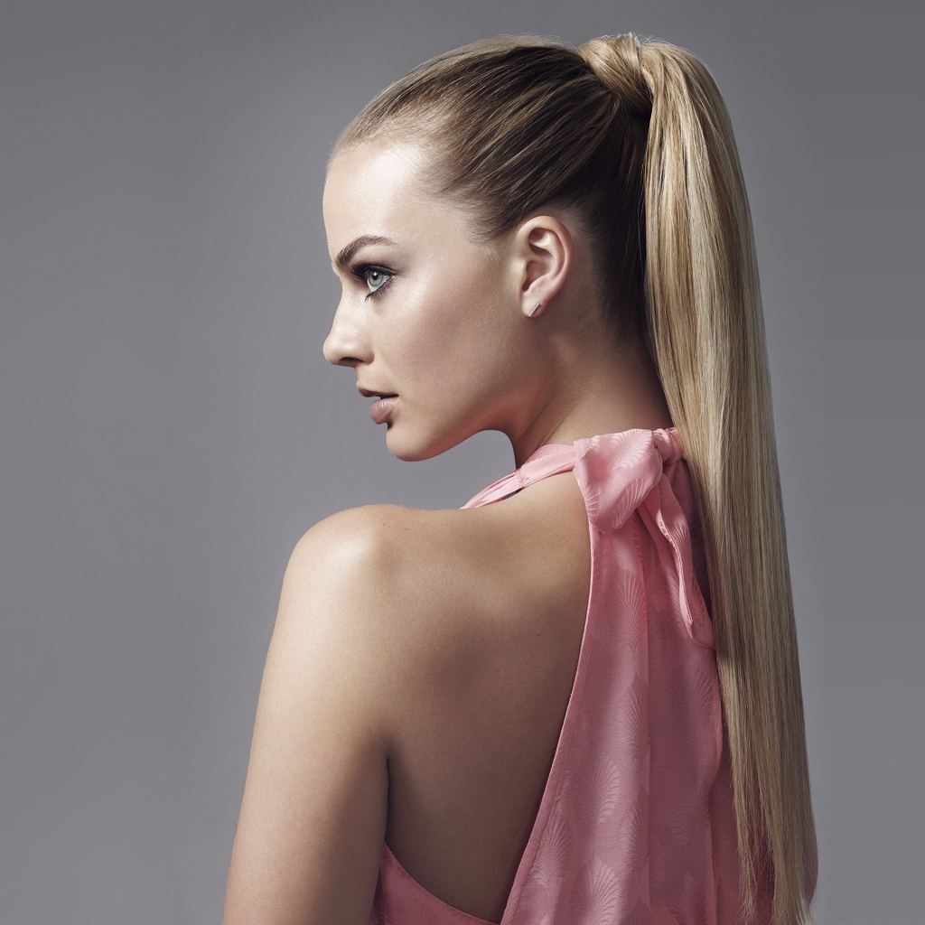 Длинноволосая блондинка актриса Марго Робби фото на сером фоне