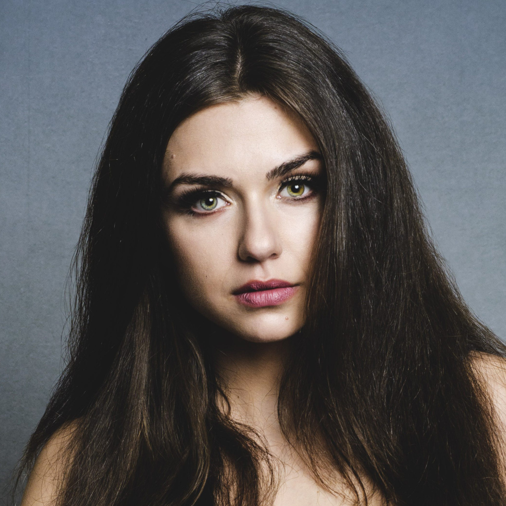 Длинноволосая зеленоглазая брюнетка, актриса Виктория Конфал