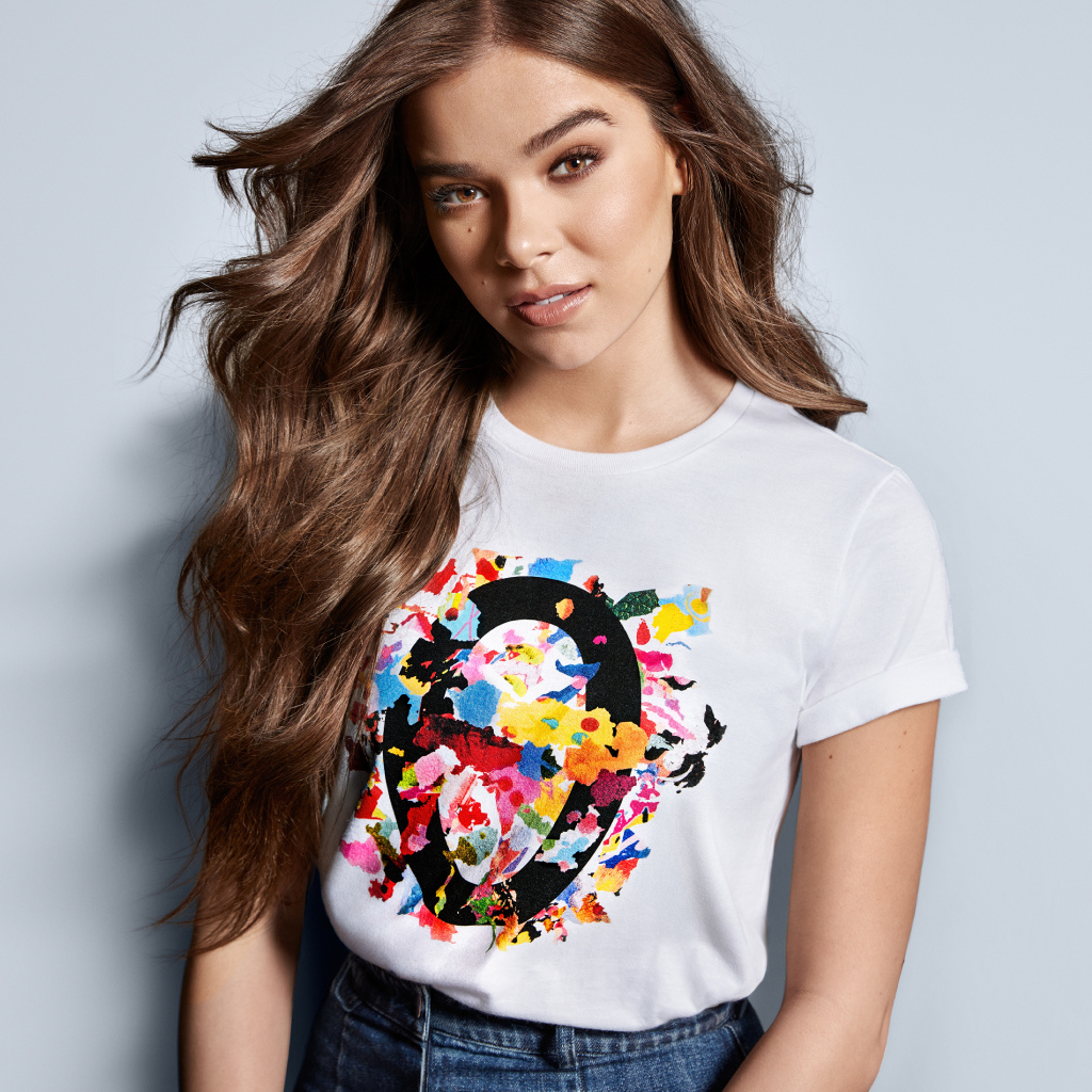 Длинноволосая шатенка, актриса Хейли Стейнфилд