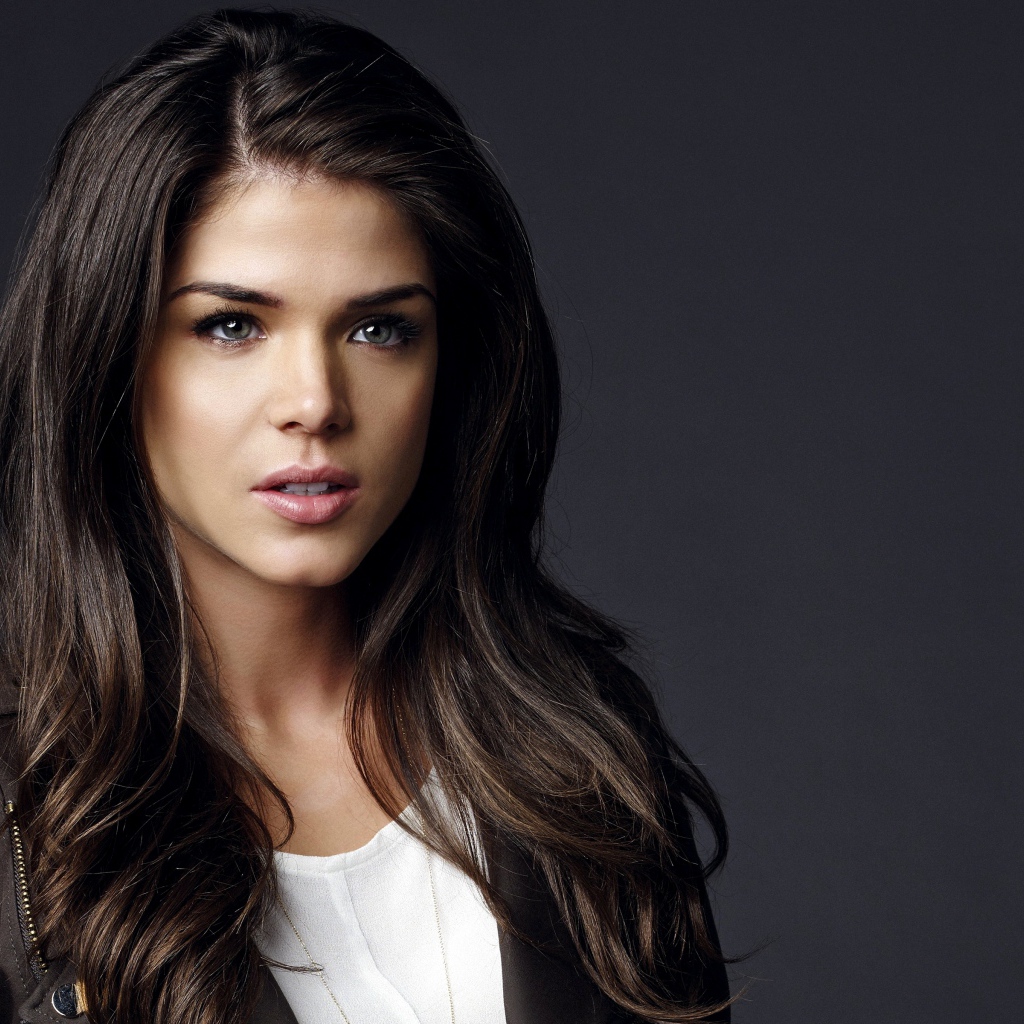 Длинноволосая брюнетка актриса Мария Авгеропулос