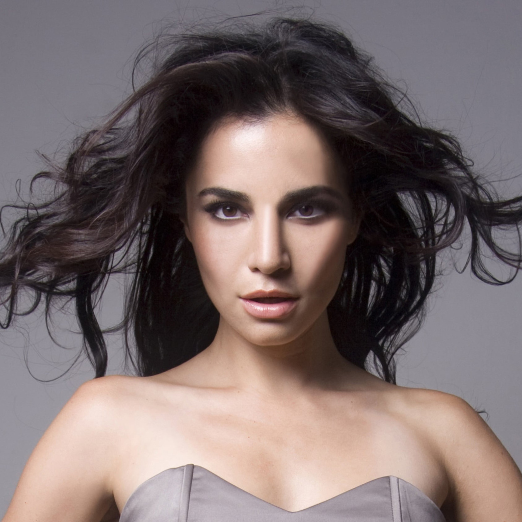 Мексиканская актриса Марта Игареда на сером фоне