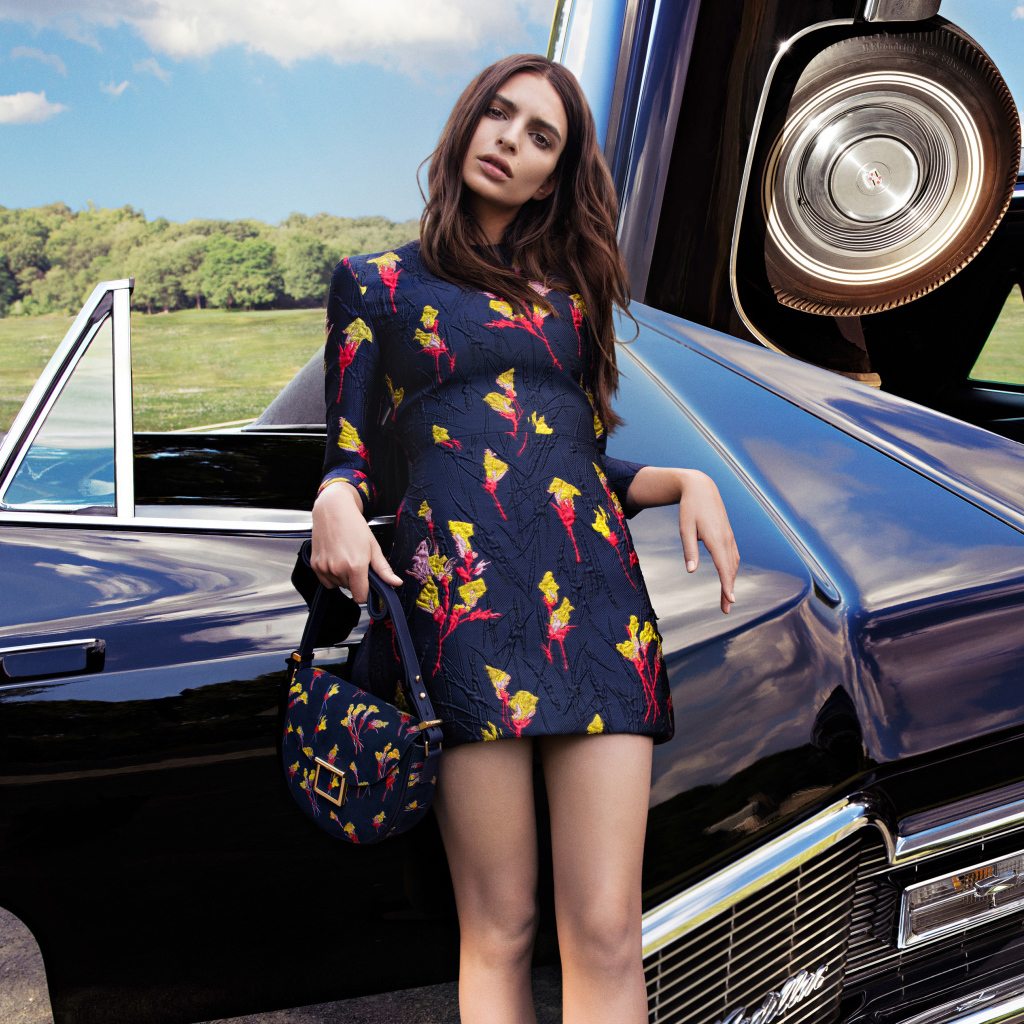 Модель, актриса Эмили Ратаковски у черного автомобиля