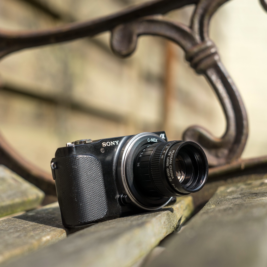 Старый фотоаппарат SONY на деревянной лавке