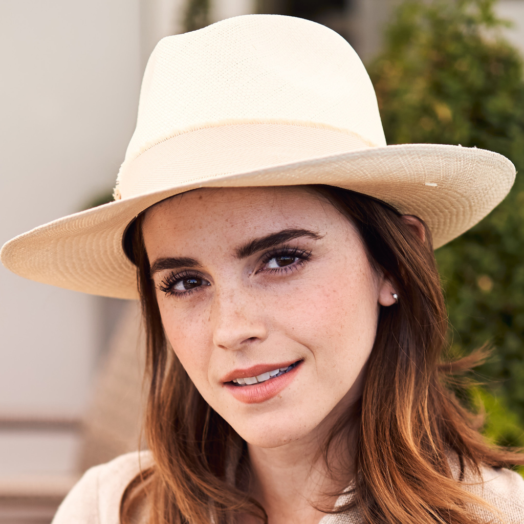 Популярная актриса Эмма Уотсон в белой шляпе