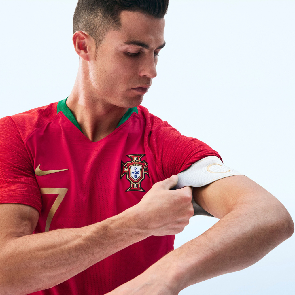 Популярный футболист Криштиану Роналду поправляет форму