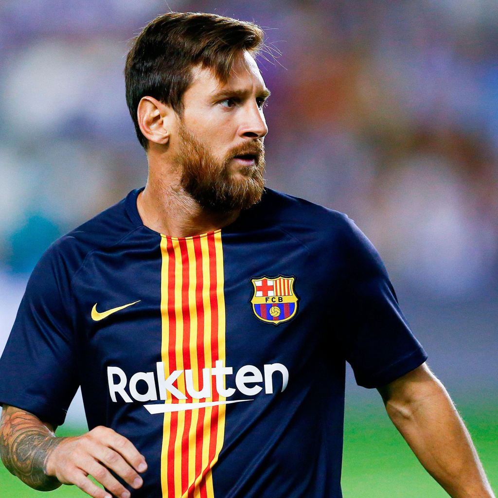 Популярный футболист Лионель Месси с бородой на футбольном поле