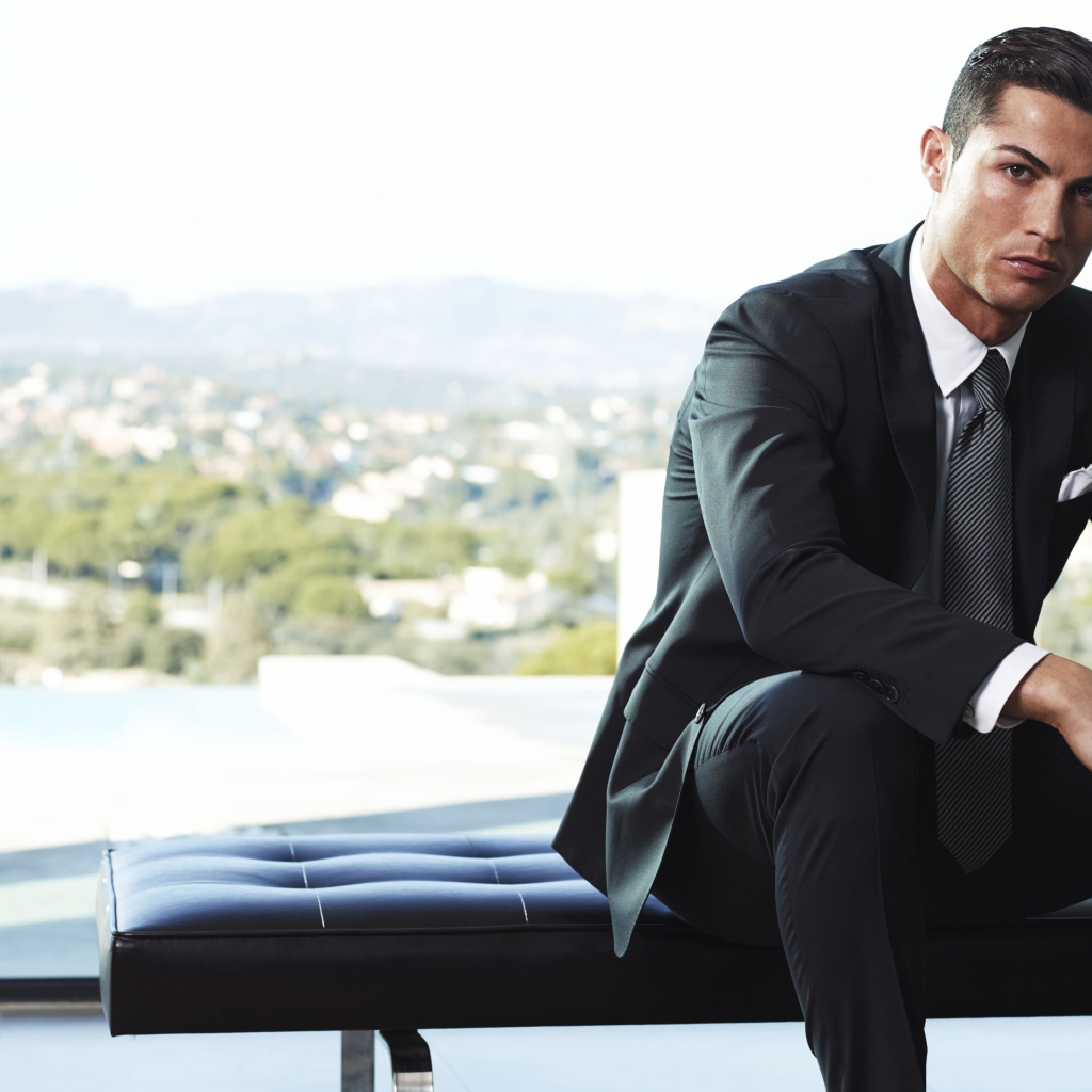 Популярный футболист Криштиану Роналду в костюме