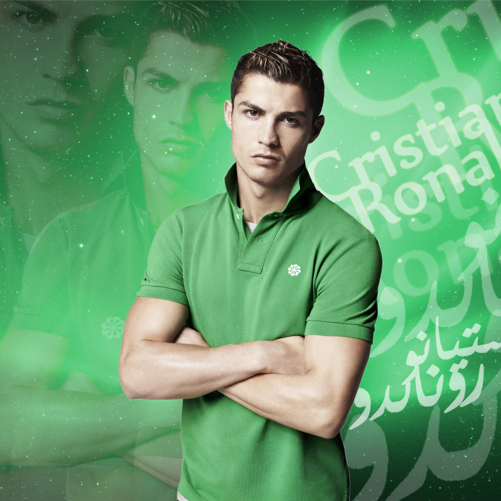 Популярный футболист Криштиану Роналду фото на зеленом фоне