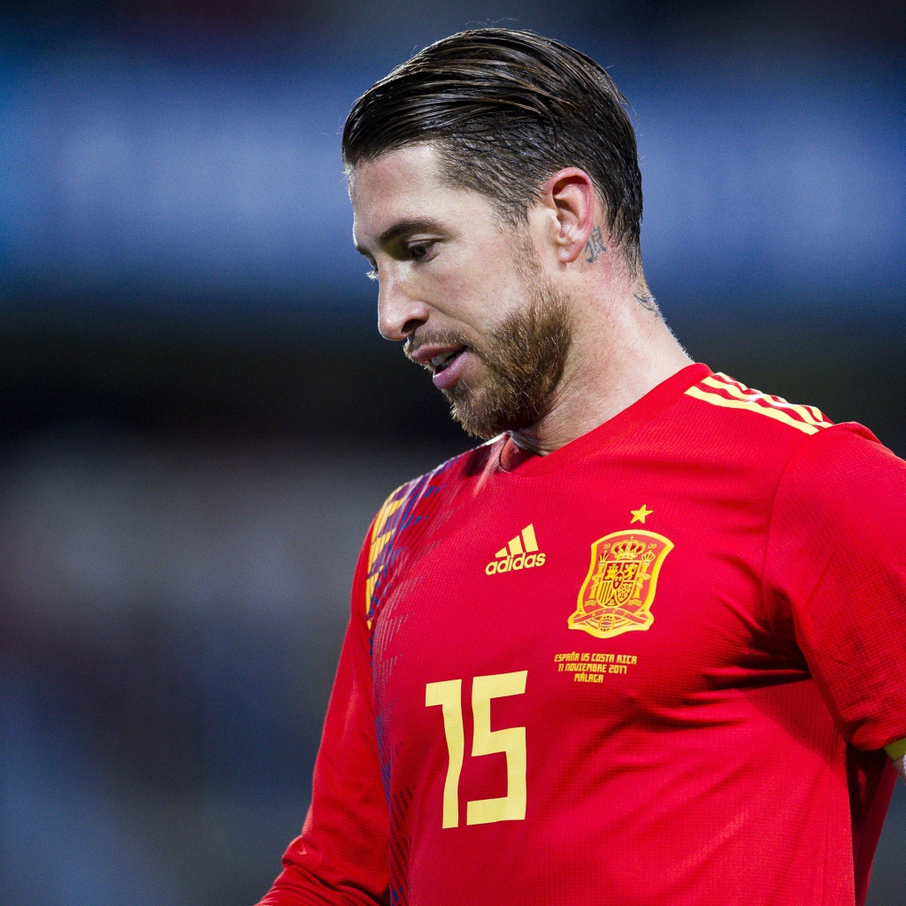 Популярный футболист Серхио Рамос на футбольном поле