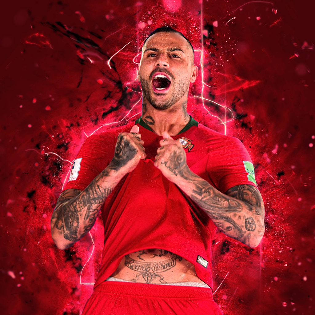 Португальский футболист Рикарду Куарежма на красном фоне