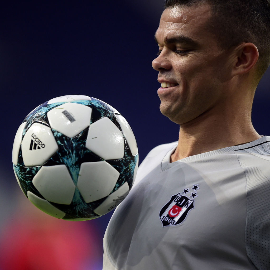 Португальский футболист Пепе с мячом