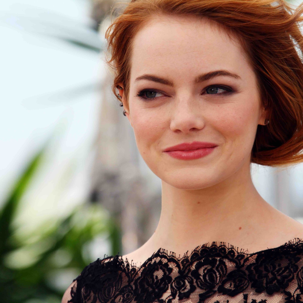 Рыжеволосая улыбающаяся девушка, актриса Эмма Стоун 2018