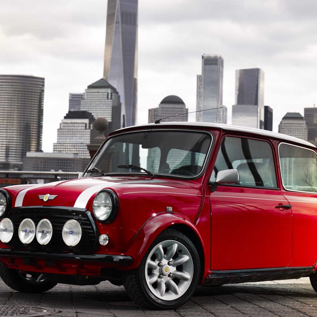Красный Mini Electric Concept, 2018 года на фоне города