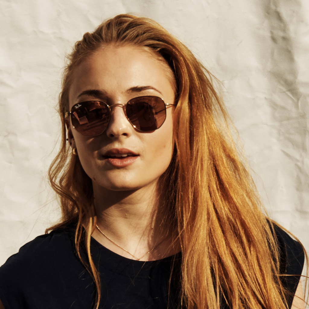 Рыжеволосая актриса Софи Тёрнер в солнечных очках