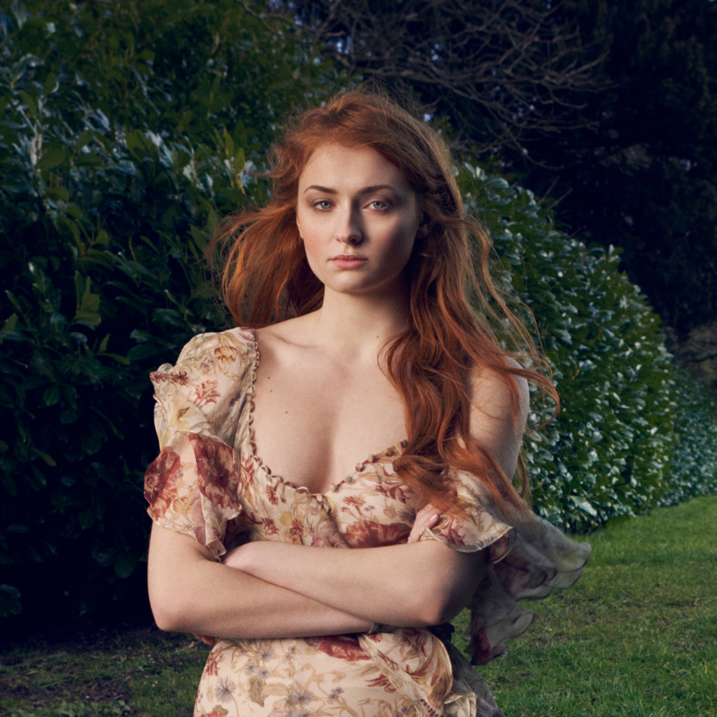 Рыжеволосая актриса Софи Тёрнер в парке