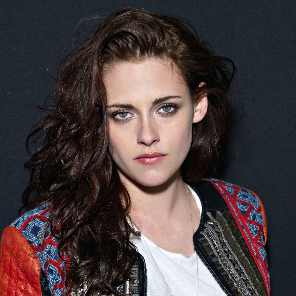 Грустная актриса Кристен Стюарт на сером фоне