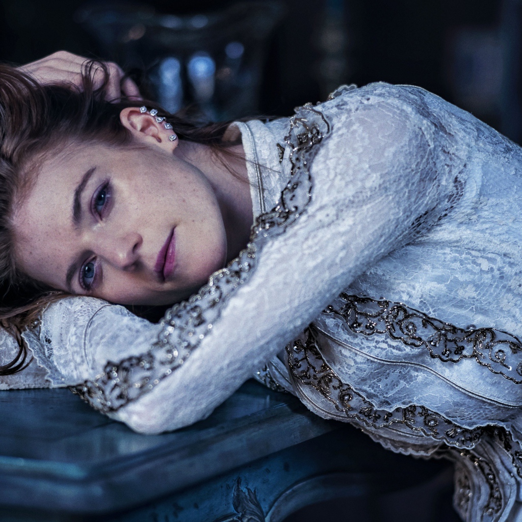 Грустная девушка, актриса Роуз Лесли