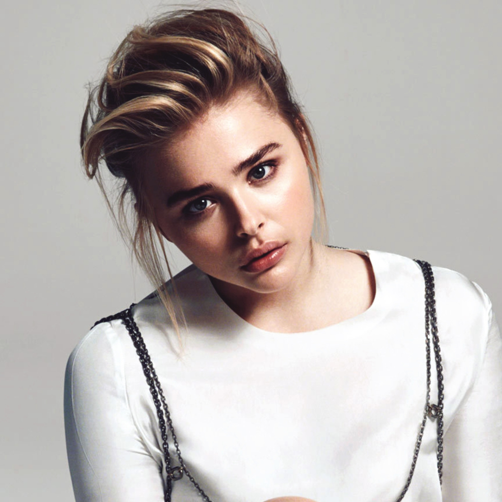 Грустная девушка актриса Хлоя Грейс Морец на сером фоне