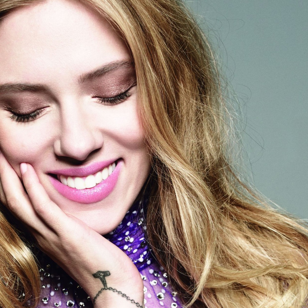 Улыбающаяся актриса Скарлетт Йоханссон