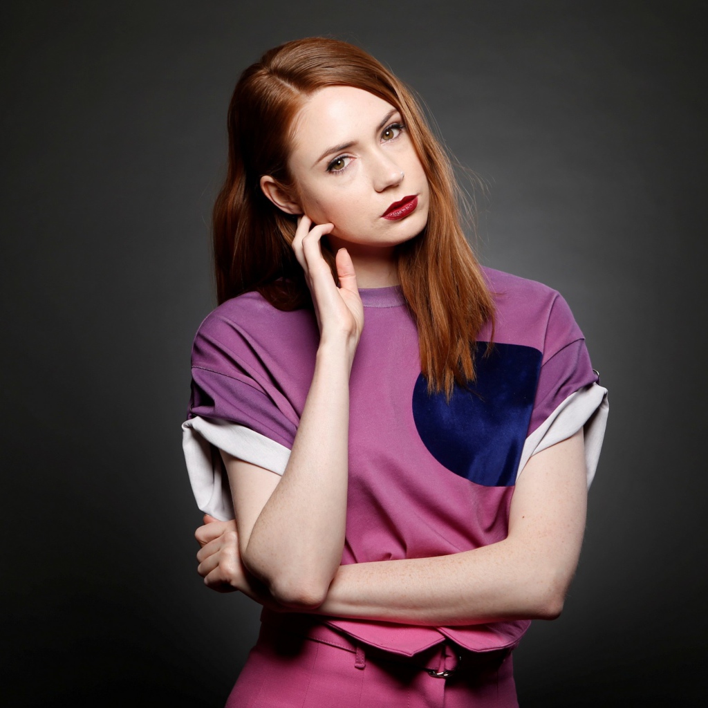 Шотландская актриса Карен Гиллан на сером фоне