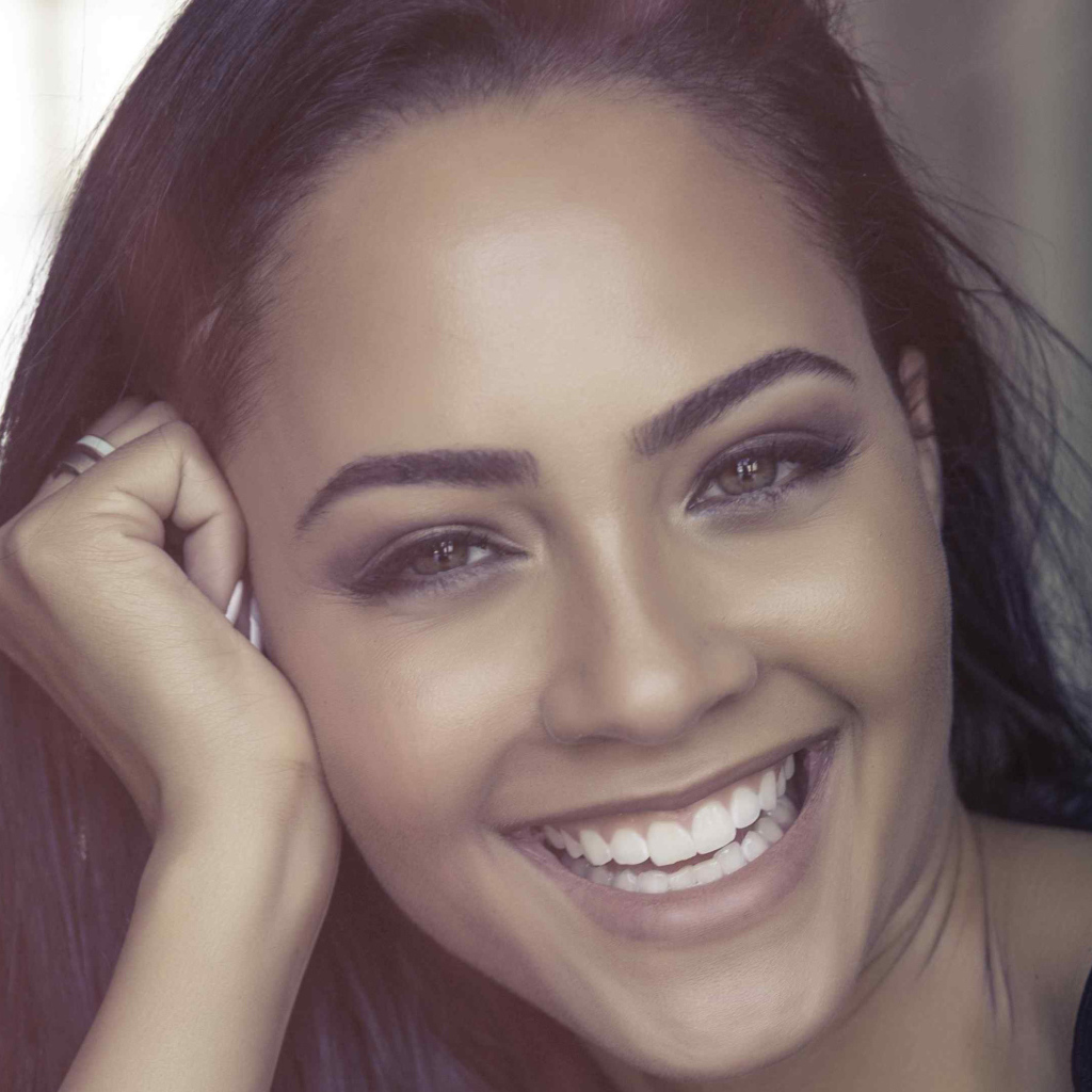 Улыбающаяся американская актриса Тристин Мэйс