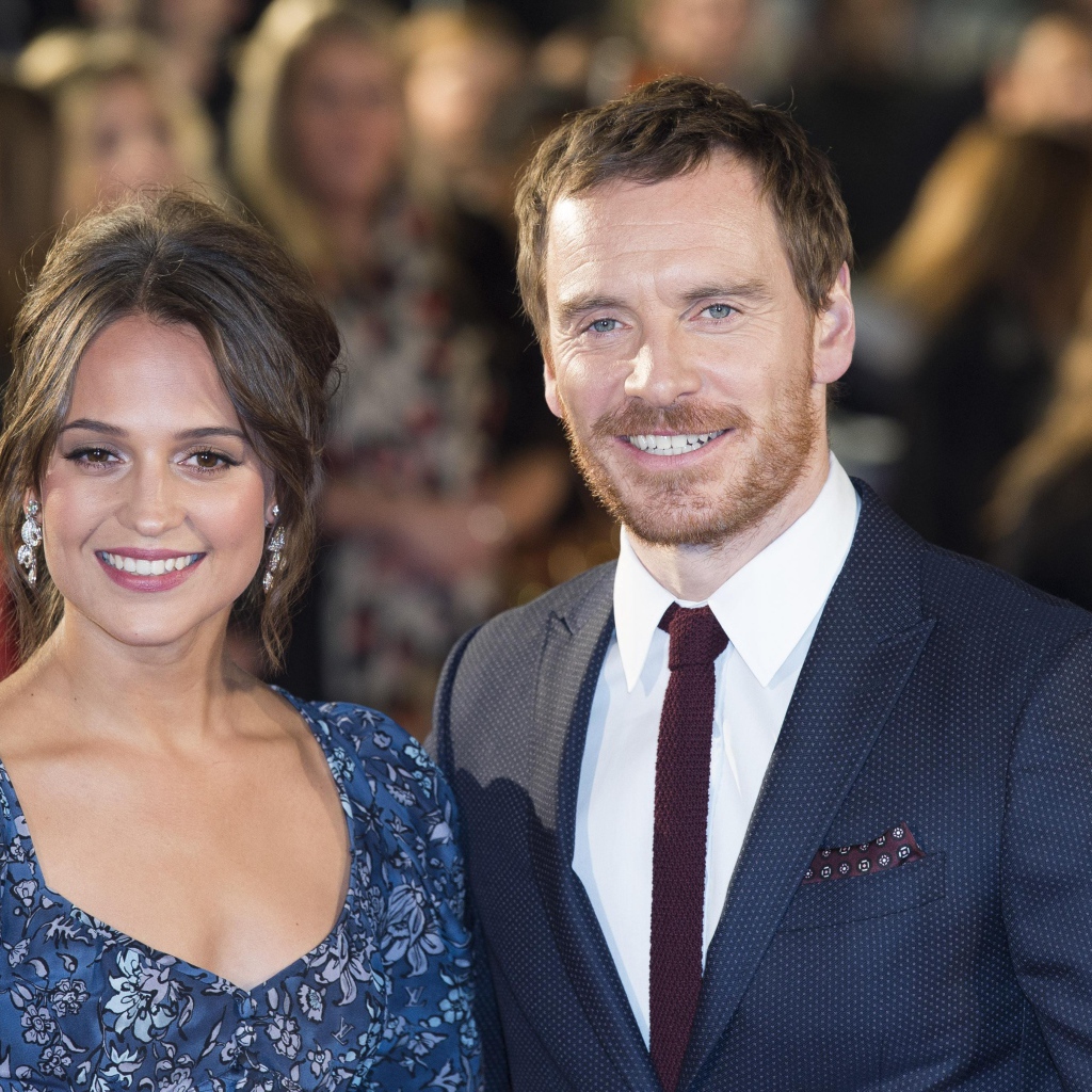 Улыбающиеся актеры Алисия Викандер и Майкл Фассбендер