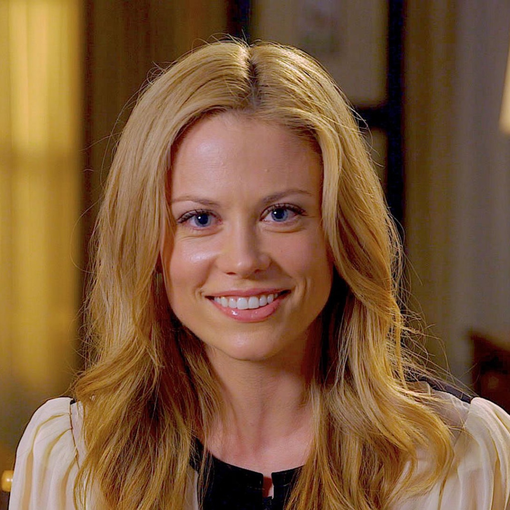 Улыбающаяся актриса Клэр Коффи