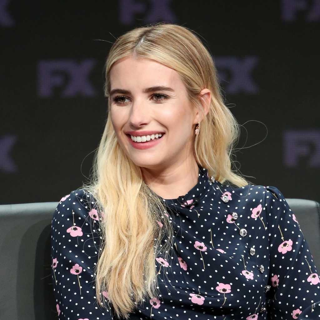 Улыбающаяся актриса Эмма Робертс