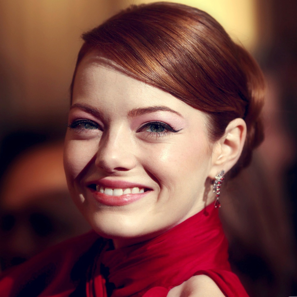 Улыбающаяся актриса Эмма Стоун