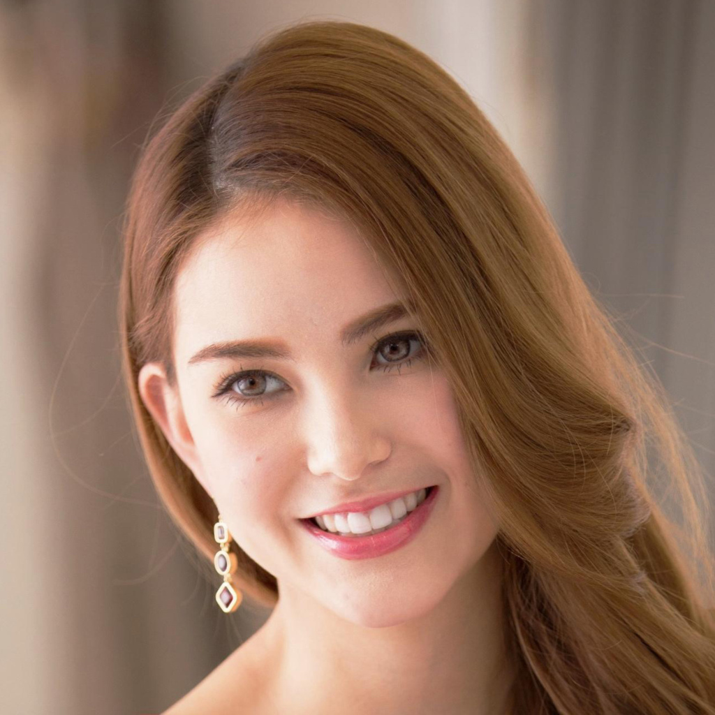 Улыбающаяся актриса Ханна Куинливан