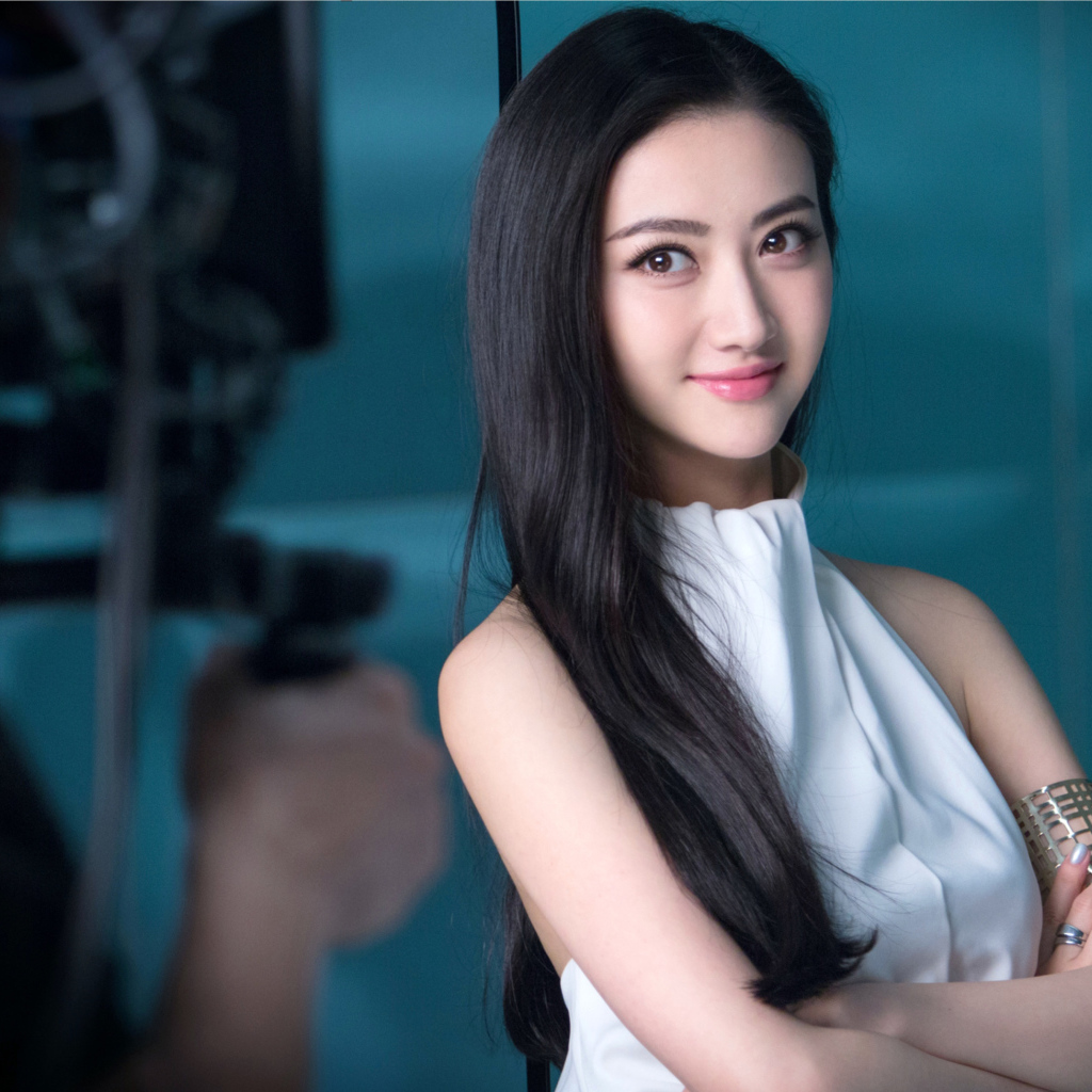 Улыбающаяся актриса Цзин Тянь