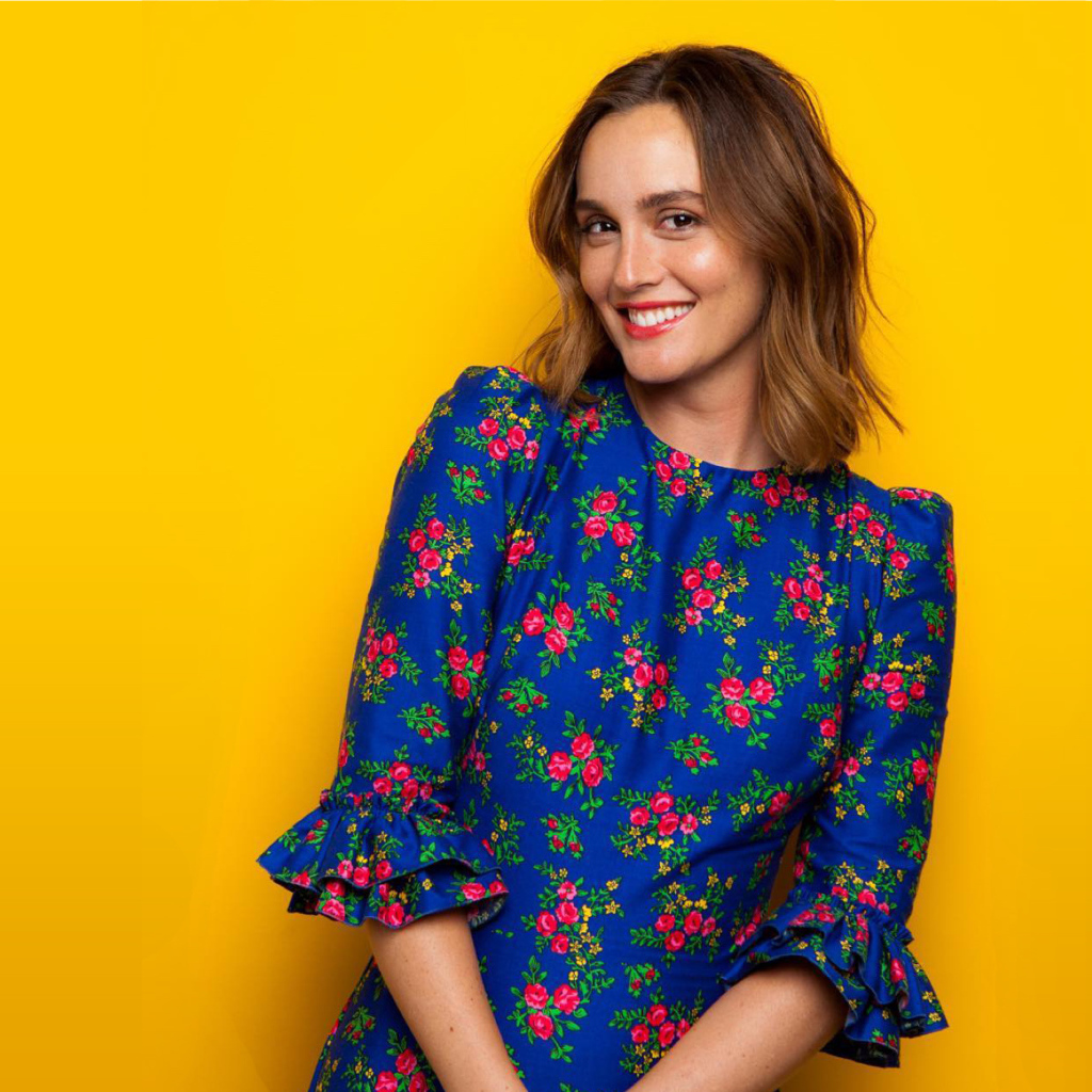 Улыбающаяся актриса Лейтон Мистер в красивом платье на желтом фоне 