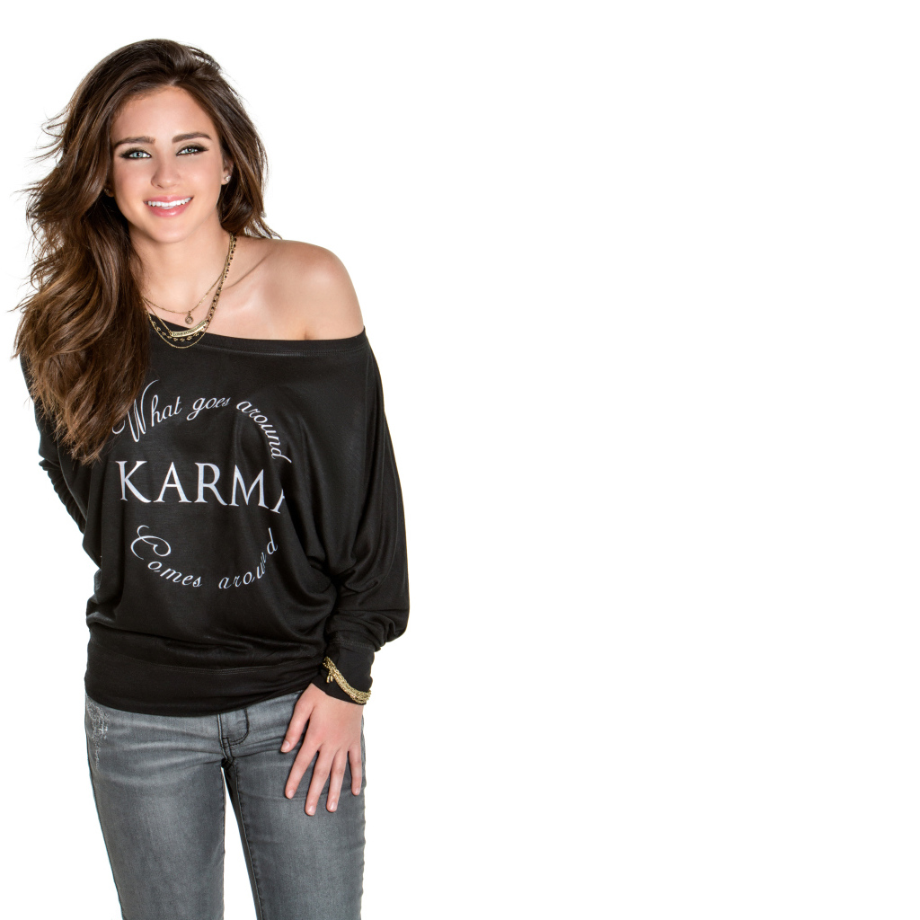 Улыбающаяся актриса Райан Ньюман на белом фоне