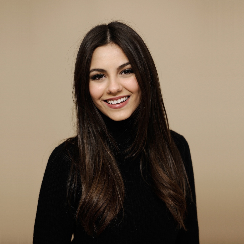 Улыбающаяся красивая актриса Виктория Джастис