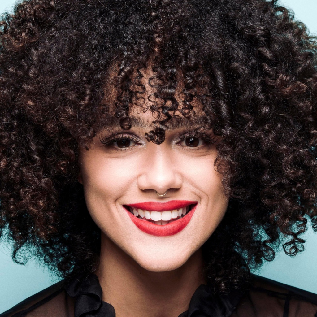 Улыбающаяся яркая девушка, актриса Натали Эммануэль