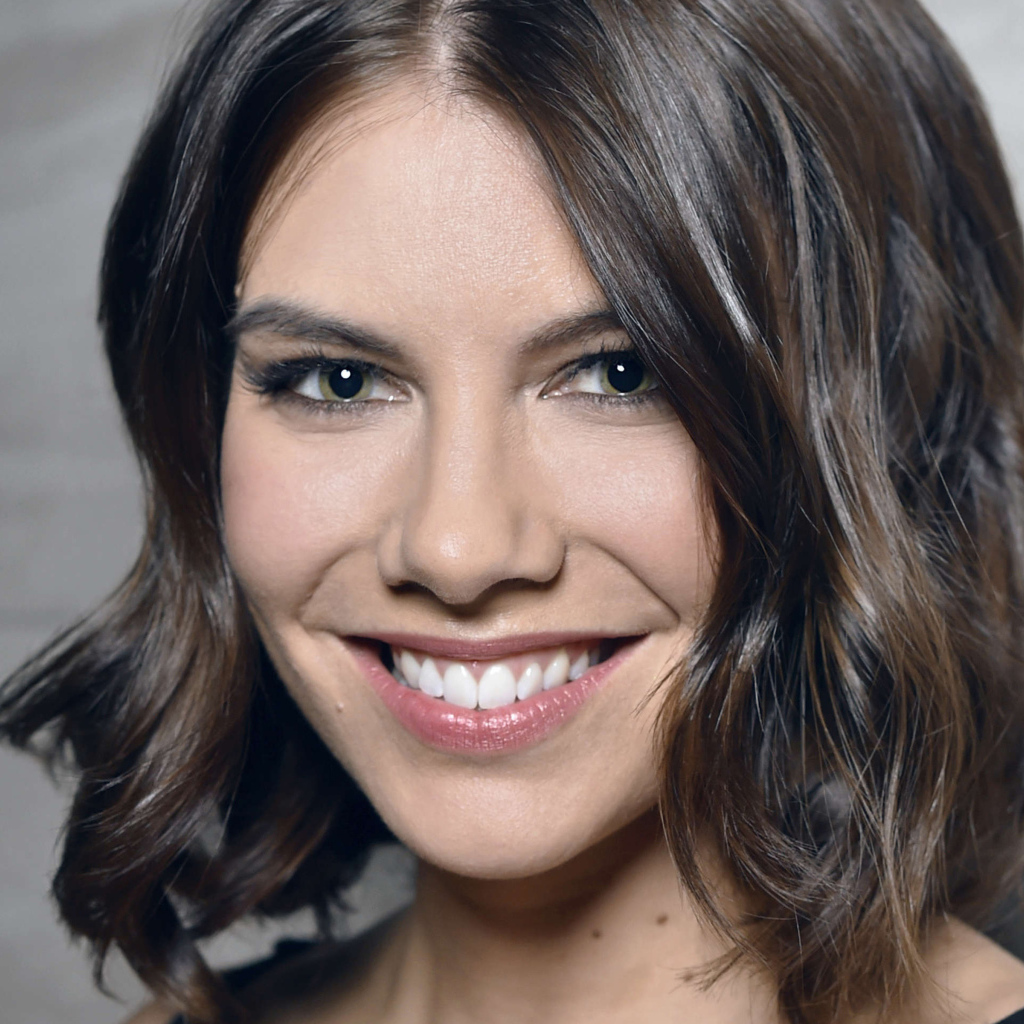 Улыбающаяся девушка, американская актриса Лорен Коэн