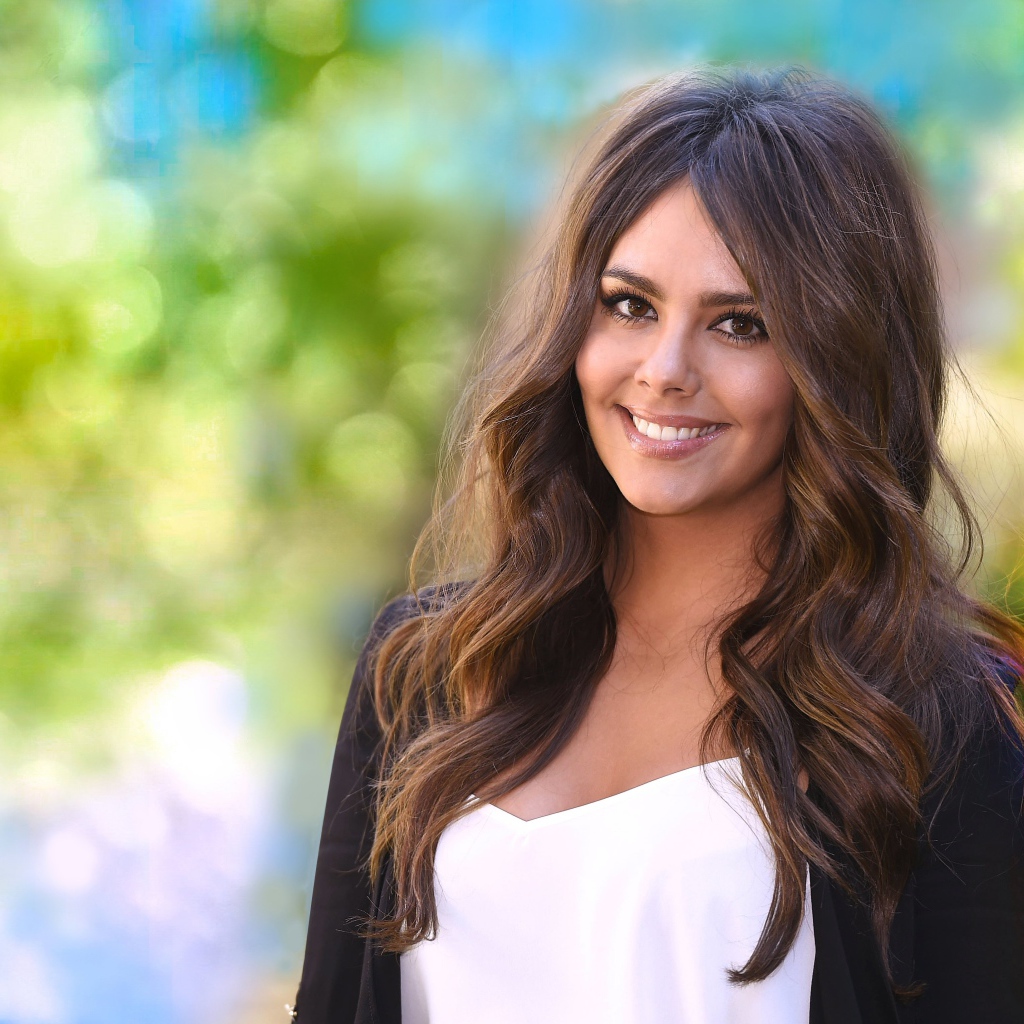 Улыбающаяся девушка актриса Кристина Педроче