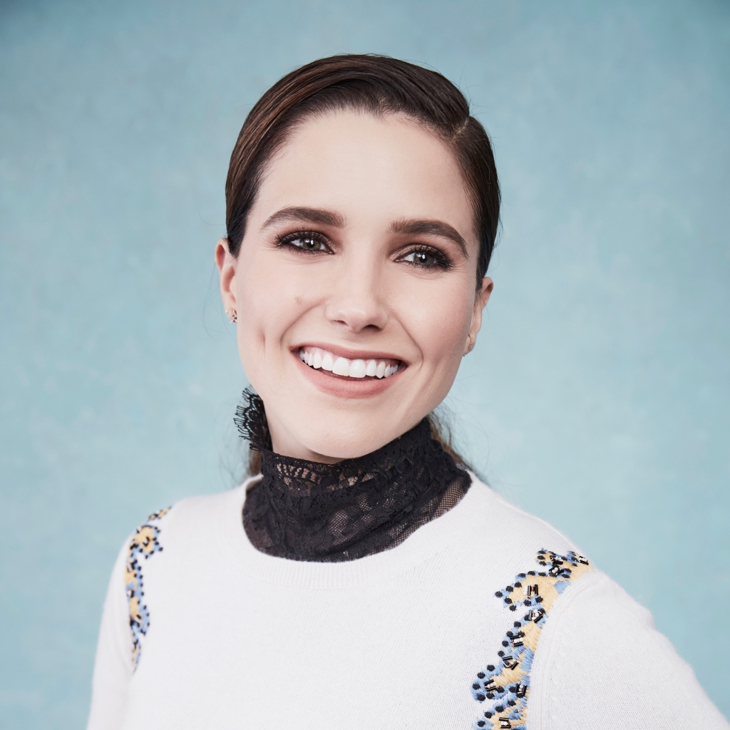 Улыбающаяся девушка актриса София Буш