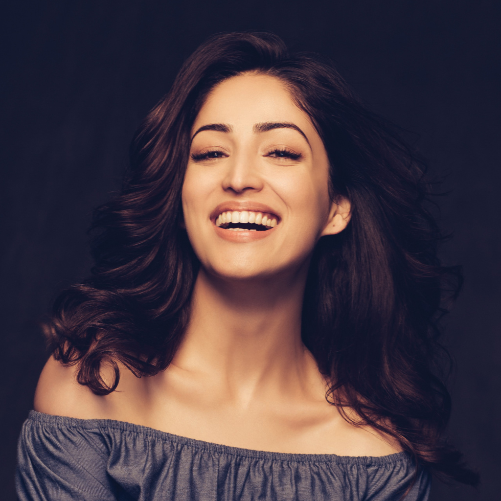 Улыбающаяся индийская актриса Ями Гаутам