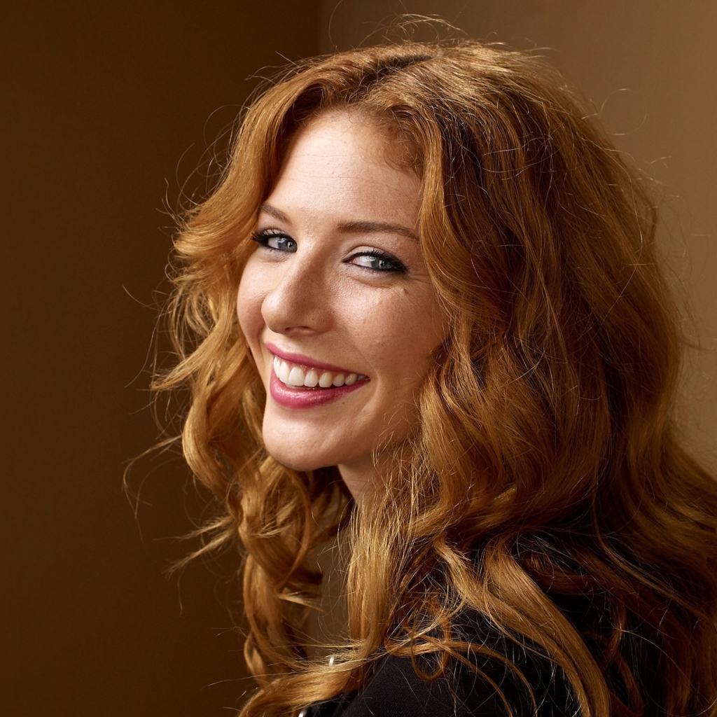 Улыбающаяся рыжеволосая девушка Рейчел Лефевр