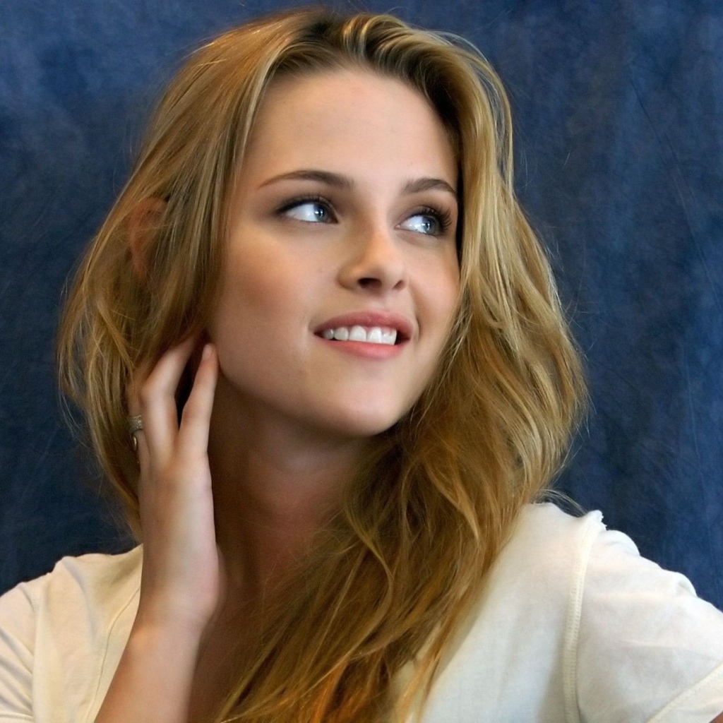 Улыбающаяся нежная девушка, актриса Кристен Стюарт