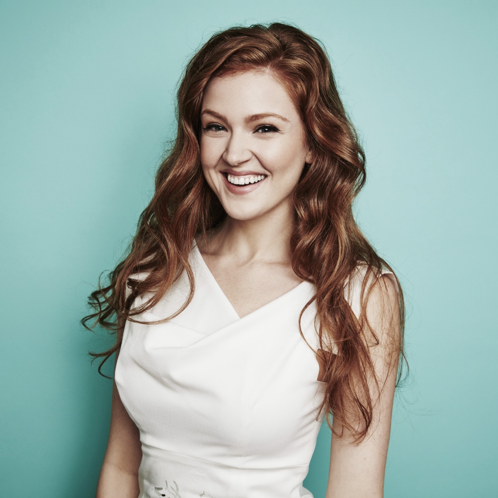 Улыбающаяся молодая актриса Магги Джха