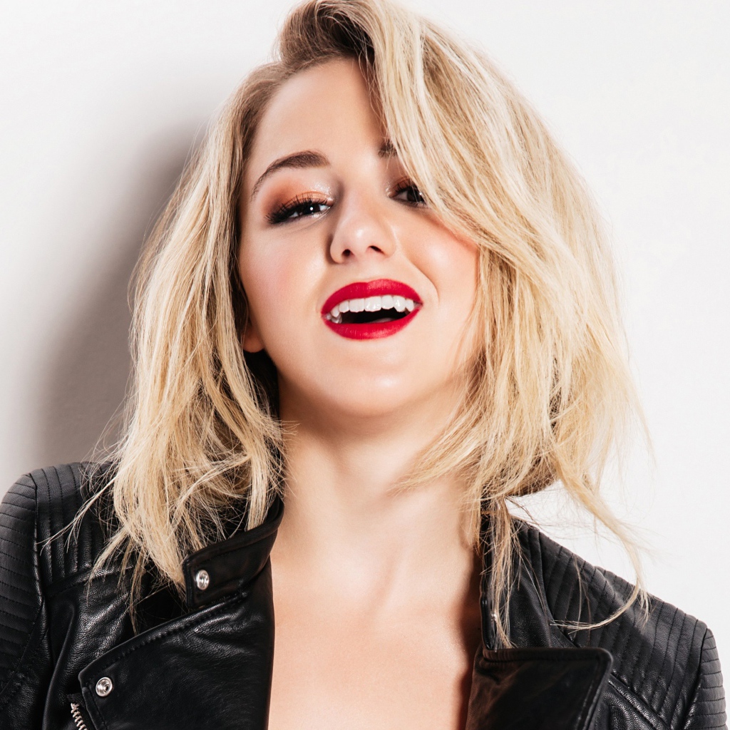 Улыбающаяся молодая девушка, актриса, танцор Хлоя Люказиак