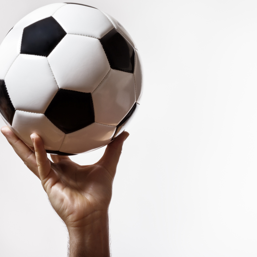 Футбольный мяч в руке на белом фоне